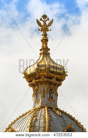 Крупным планом Золотой купол в летнем саду (Петергоф, Россия)