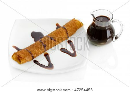 หวาน pancakes บนแผ่นกับนมข้นที่แยกต่างหากบนพื้นสีขาว