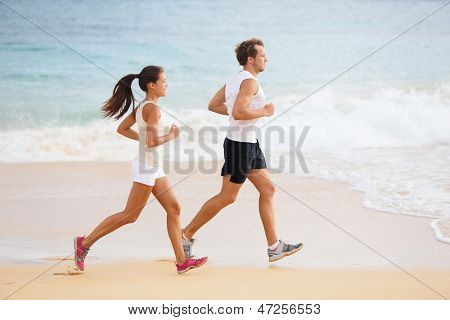 Ludzie działa - runner para na plaży uruchomić biegania na świeżym powietrzu. Sprawny człowiek runn fitness lekkoatletka i kobieta