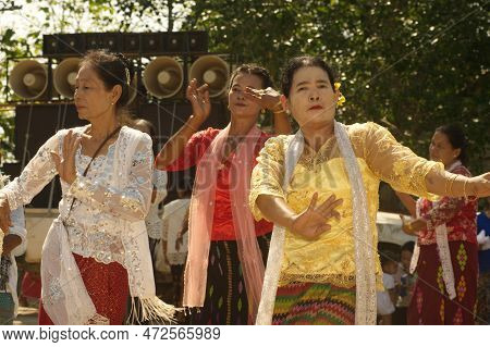 Kanchanaburi ,thailand - April 16 ,2016 : Unidentified Females Mon Minority Dance At The Ceremony Ca