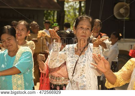Kanchanaburi ,thailand - April 16 ,2016 : Unidentified Females Mon Minority Dance At The Ceremony Ca