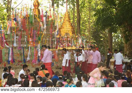 Kanchanaburi ,thailand - April 16 ,2016 : The Ceremony Carried Chat Gold On A Pagoda Made Of Sand An