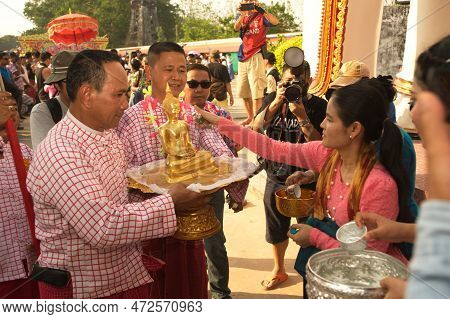 Kanchanaburi ,thailand - Apr 16 ,2016 : Unidentified People Mon Minority Is Pouring Water On Buddha 