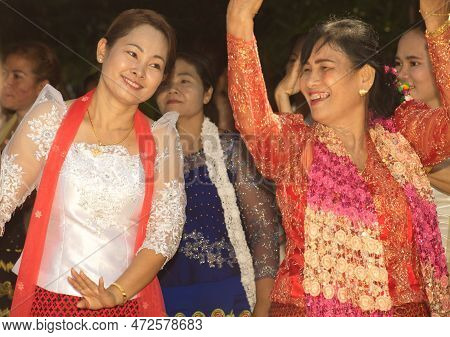 Kanchanaburi ,thailand - April 16 ,2016 : Unidentified Females Mon Minority Dance At The Ceremony Ca