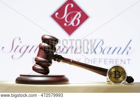 Syktyvkar, Komi, Russia, On March 13, 2023,signature Bank Went Bankrupt. A Hammer On The Table Again