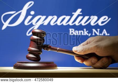 Syktyvkar, Komi, Russia, On March 13, 2023,signature Bank Went Bankrupt. A Hammer On The Table Again