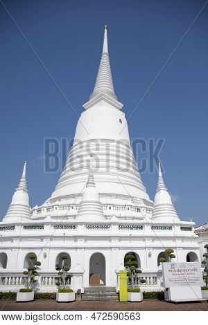 Bangkok, Thailand- 14 Feb, 2023: View Of Grand, Whitewashed Stupa In Wat Prayoon, Bangkok. It Sits O
