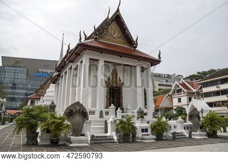 Bangkok, Thailand- 17 Feb, 2023: Wat Pathum Wanaram Temple Is Located Between The Two Shopping Malls