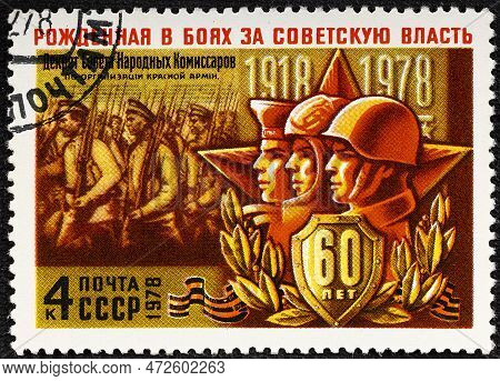 Ussr - 1978: Postage Stamp Printed In The Ussr Shows Military People. Title: Decree Of The Council O
