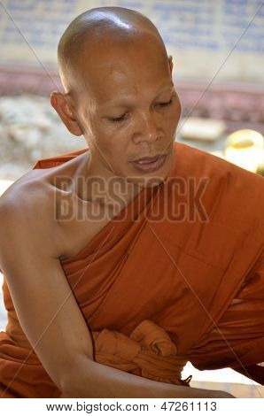 Mnich ve Wat Preah Ang Thom