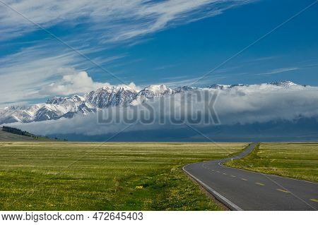 The Mountains And Waters Around Tarim Lake Are Very Dazzling And Unpredictable