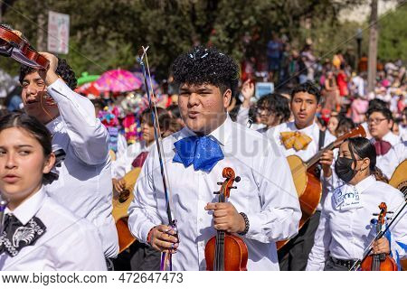San Antonio, Texas, Usa - April 8, 2022: The Battle Of The Flowers Parade, Mariachi Students From Th