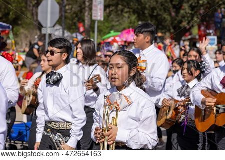 San Antonio, Texas, Usa - April 8, 2022: The Battle Of The Flowers Parade, Mariachi Students From Th