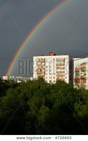 Arco iris sobre edificios de apartamentos