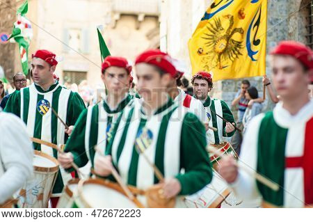 Siena, Italy - July 2013: The Noble Contrada Dell'oca On The Corteo Storico, A Historical Costume Pa
