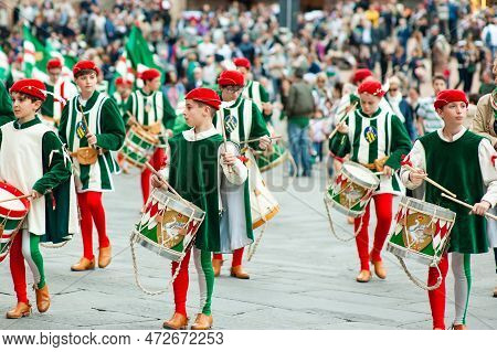Siena, Italy - July 2013: The Noble Contrada Dell'oca On The Corteo Storico, A Historical Costume Pa