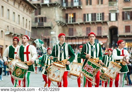 Siena, Italy - July 2013: The Noble Contrada Dell'oca On The Corteo Storico, A Historical Costume Pa