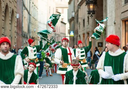 Siena, Italy - July 2013: The Noble Contrada Dell'oca On The Corteo Storico, A Historical Costume Pa