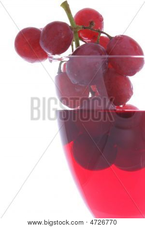 Trauben in ein Glas Wein closeup