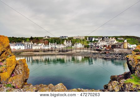 바위에 둘러싸인 채 Portpatrick 항구