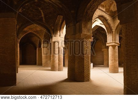 Masjed-e Jameh Mosque Ceiling With Roof Circle Window And Muqarna. Beautiful Oldest Iranian Mosque D