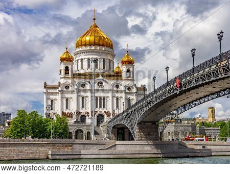 Cathedral Of Christ The Savior (khram Khrista Spasitelya) And Patriarshy Bridge, Moscow, Russia
