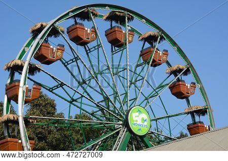 Santa Ana, California - 24 Aug 2019: The 50 Monkeys Ferris Wheel At The Santa Ana Zoo In Prentice Pa