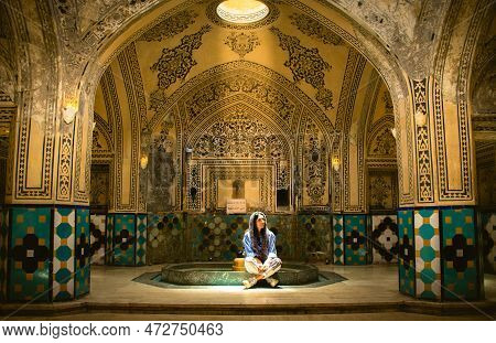 Kashan, Iran - 29th June, 2022: Tourist Pose With Interior And Art In Hot Bathing Hall (garmkhaneh) 