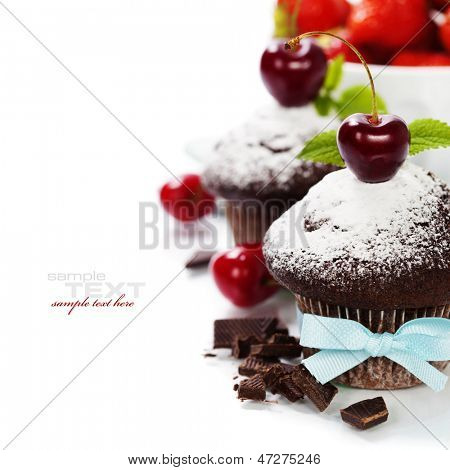 frisk chokolade muffins med kirsebær. Med let aftagelige eksempeltekst
