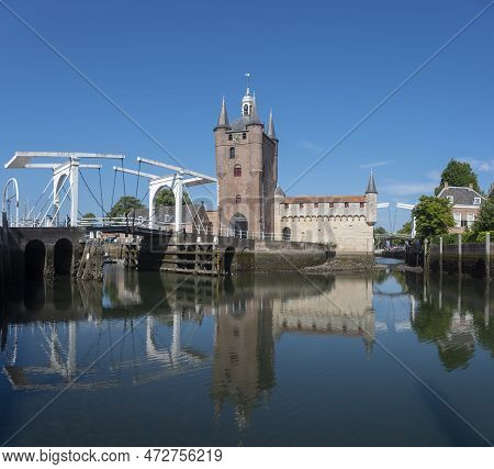 Ensemble With Zuidhavenpoort At The Oude Haven In Zierikzee. Provinz  Zeeland In The Netherlands