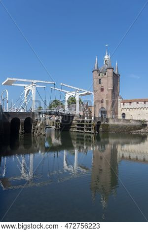 Ensemble With Zuidhavenpoort At The Oude Haven In Zierikzee. Provinz  Zeeland In The Netherlands