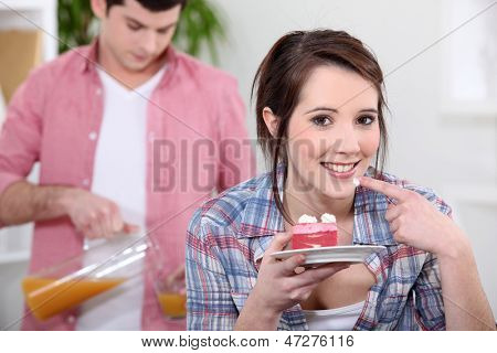 Mädchen essen Erdbeer Torte mit Freund im Hintergrund