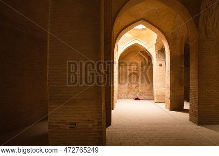 Masjed-e Jameh Mosque Ceiling With Roof Circle Window And Muqarna. Beautiful Oldest Iranian Mosque D