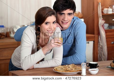 สองหนุ่มในห้องครัว