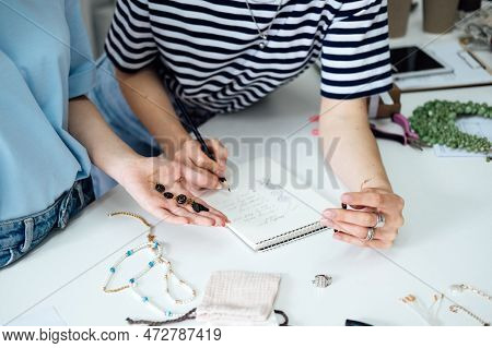Jewelry Design: Learn The Art Of Designing Jewelry, Including Sketching, Selecting Materials, And Cr
