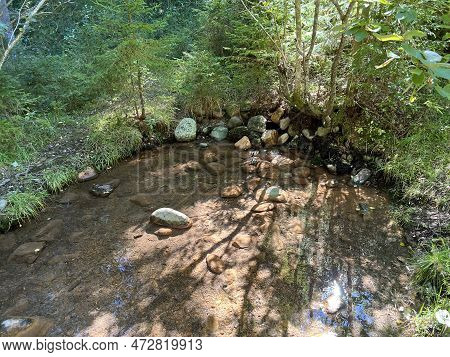 Arvadi Sulfur Spring Or Schwefelquelle Arvadi (die Eisen- Und Sulfid-reiche Arvadi-mineralwasser-que