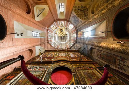 Moscou - 17 de setembro: Interior da Catedral de St manjericões na Praça Vermelha, em Sep 17, 2012 em Moscou, Rússia. CA