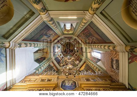 Moscou - 17 de setembro: Interior da Catedral de St manjericões na Praça Vermelha, em Sep 17, 2012 em Moscou, Rússia. CA