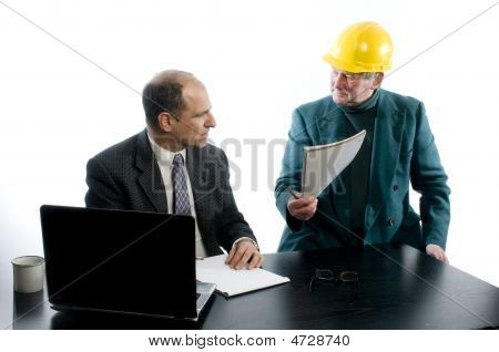 Twee Business mannen bouw Office-overeenkomst
