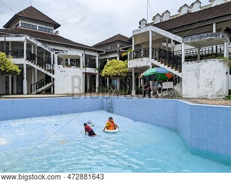 Lumut, Perak, Febuary 19 2023 : Children Are Playing In A Swimming Pool At A Resort