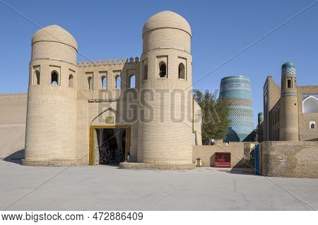 Khiva, Uzbekistan - September 05, 2023: At The City Gates Of Ota-darvoza Of The Inner City Of Ichan-