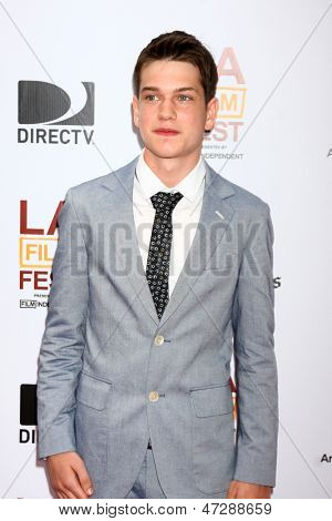LOS ANGELES - 23.Jun: Liam James kommt bei 