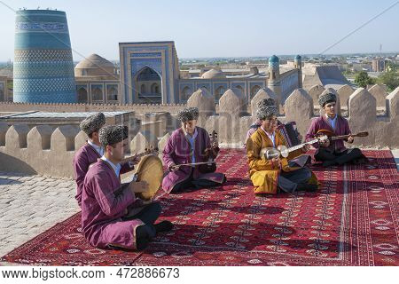 Khiva, Uzbekistan - September 06, 2023: A Collective Of Uzbek Folk Music Performers On The Roof Of T