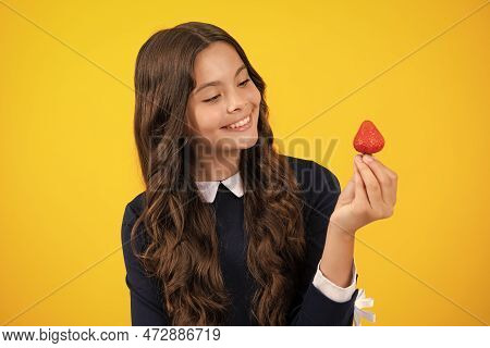 Happy Teen Girl Picking And Eating Healthy Strawberries, Organic Berry In Summer. Kid Teenager Wohl 