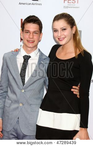 LOS ANGELES - 23.Jun: Liam James, Zoe Levin kommt bei 