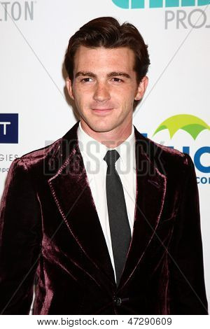 LOS ANGELES - JUN 25: 4 yıllık susuzluk Gala Beverly Hilton Hotel Drake Bell geldi 