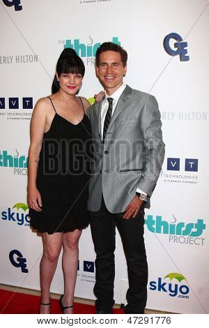 LOS ANGELES - JUN 25: B 4 yıllık susuzluk galada Pauley Perrette, Brian Dietzen gelir
