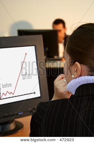 Imprenditrice & imprenditore - lavorando al Pc