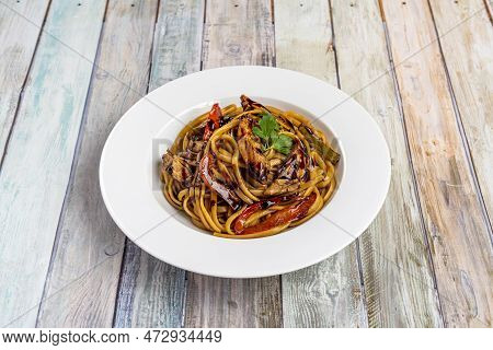 Sauteed Noodles With A Lot Of Beef Tenderloin, Lots Of Tomatoes And Red Peppers, Red Onion And Chopp