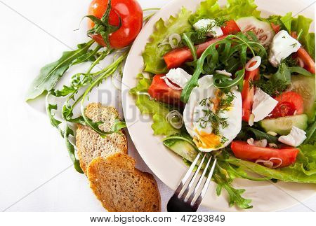 Lys foråret salat med pocheret æg